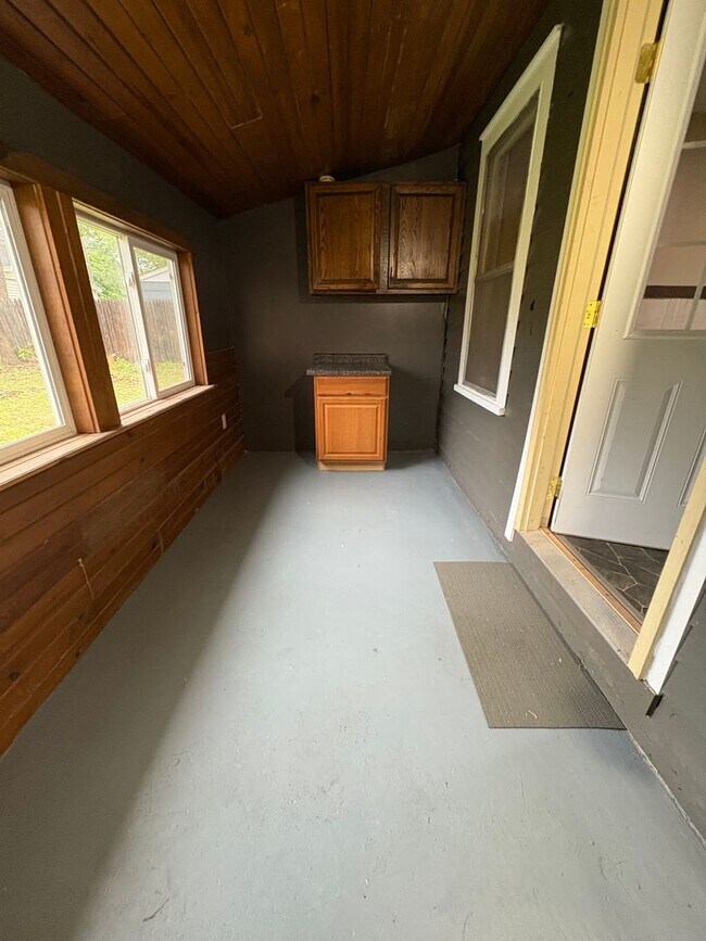 Building Photo - Charming Northside La Crosse Home