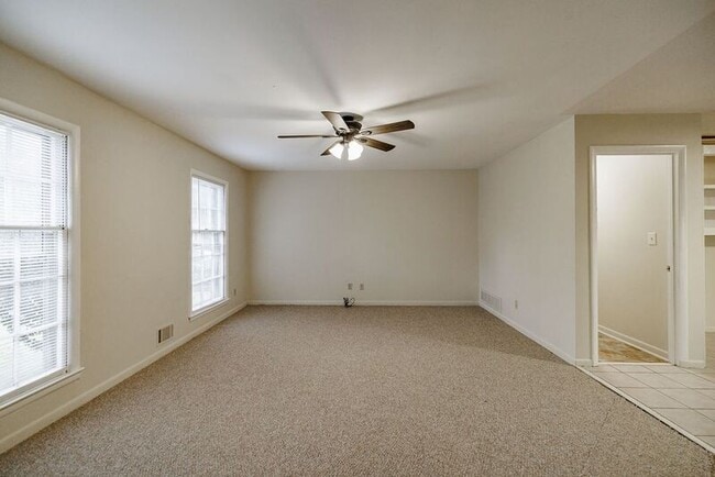 Building Photo - 160 Jockey Club Dr