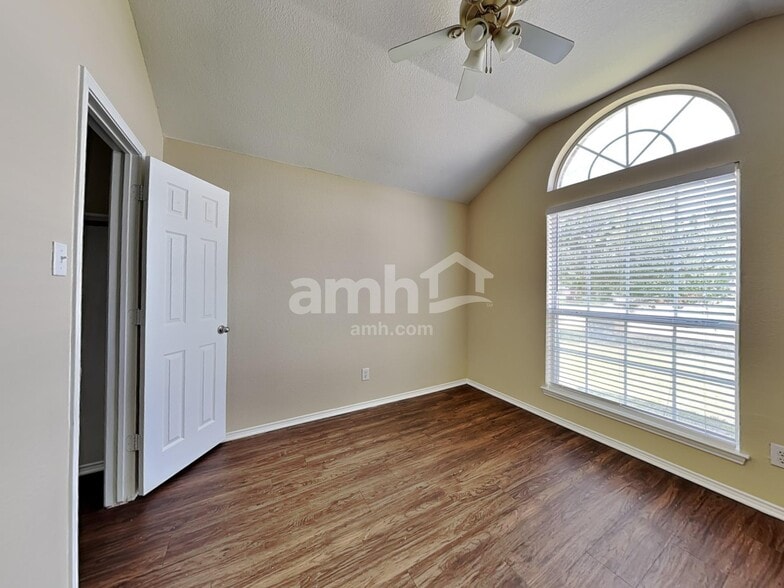 Building Photo - 324 Rock Hill Dr