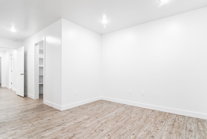 Building Photo - 1055 W Province Way