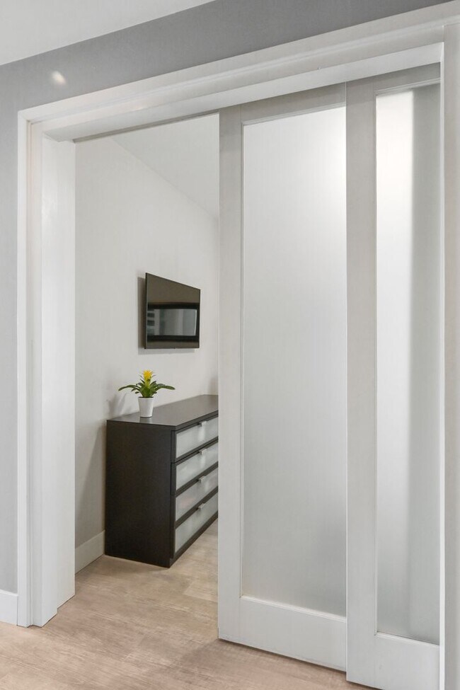 Building Photo - Epic REA/Azari PM:Gorgeous 1 Bed/ 1 Bath C...