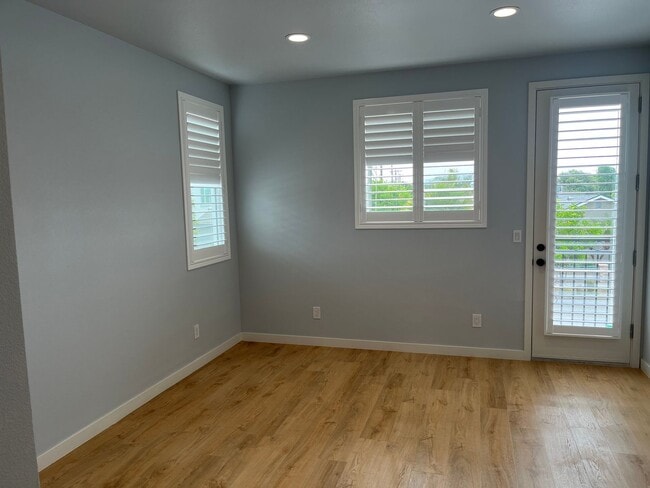 Building Photo - 3 Bedroom/ 3 Bathroom Home in Huntington B...