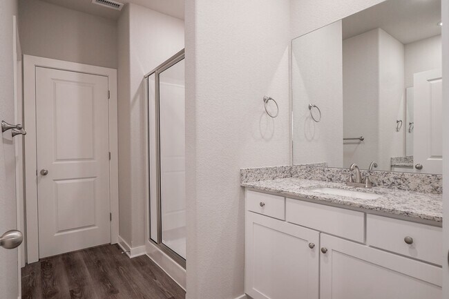 Building Photo - 4 bedroom 3.5 bath home!