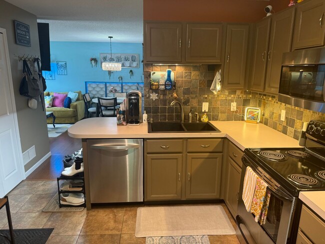 Building Photo - Updated 2 Br / 2 Ba End Unit TH w/ 2-Car G...