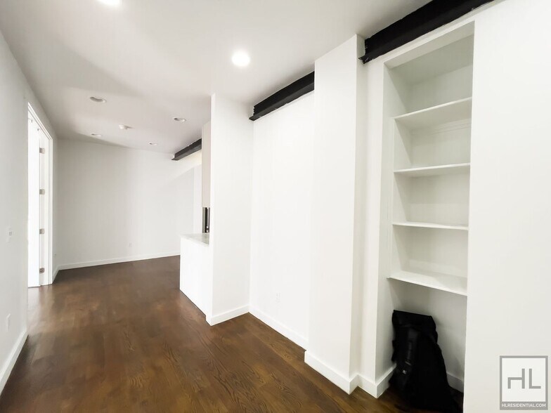 Building Photo - EASTERN PARKWAY / Crown Heights / Spacious...