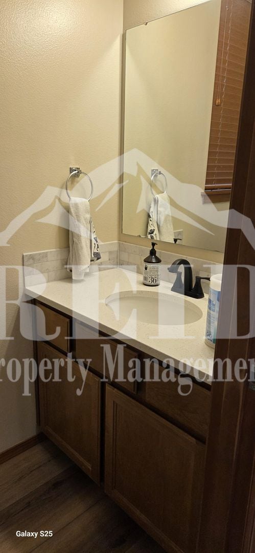 Building Photo - Central Valley Area - 2 Story Townhome 3Bed 2.5Bath