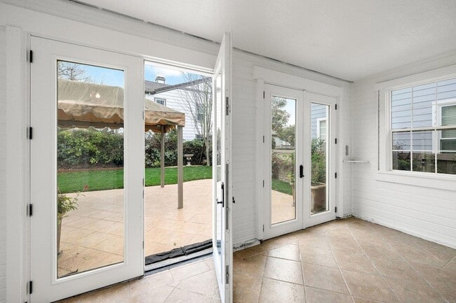 Building Photo - 142 Monaco Dr