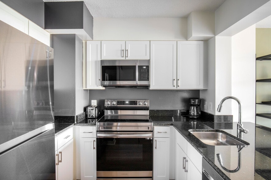 Building Photo - 4650 Washington Blvd