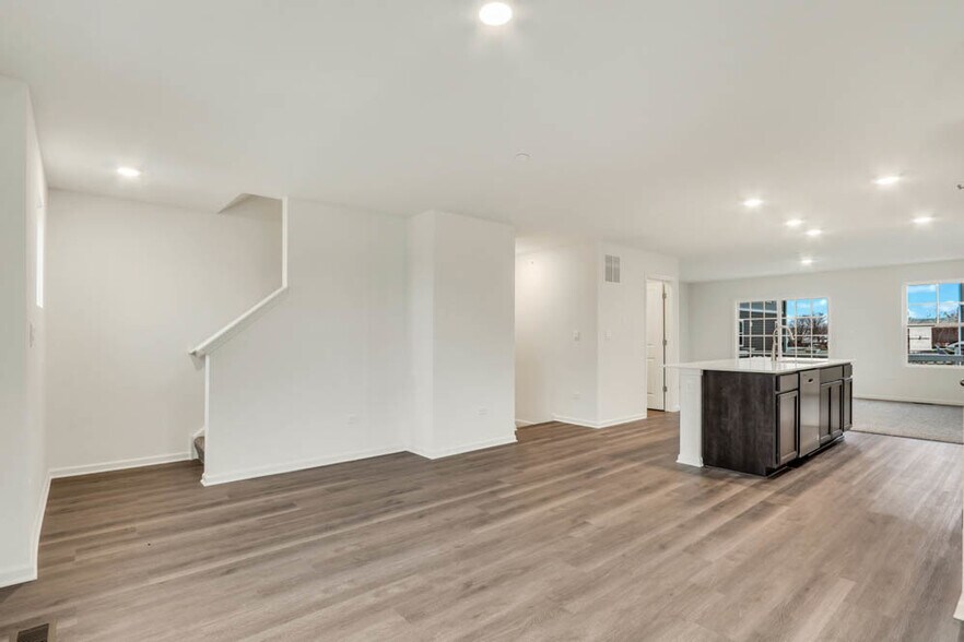 Building Photo - 370 Bridgeview Ct