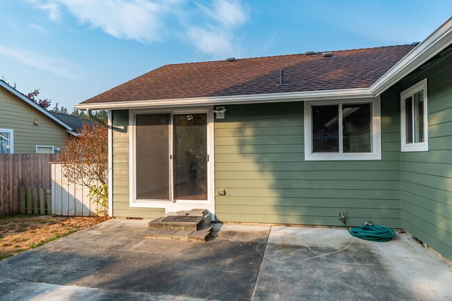 Building Photo - 3 bedroom 2 bath home *Short Term Lease Th...