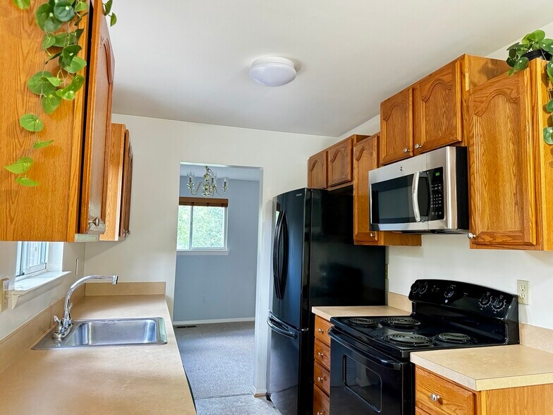 Kitchen full - 5 Templar Ct