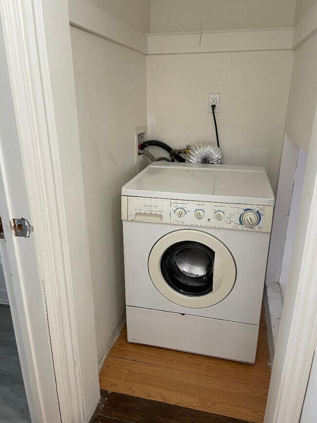 Washer - 14156 Calvert St