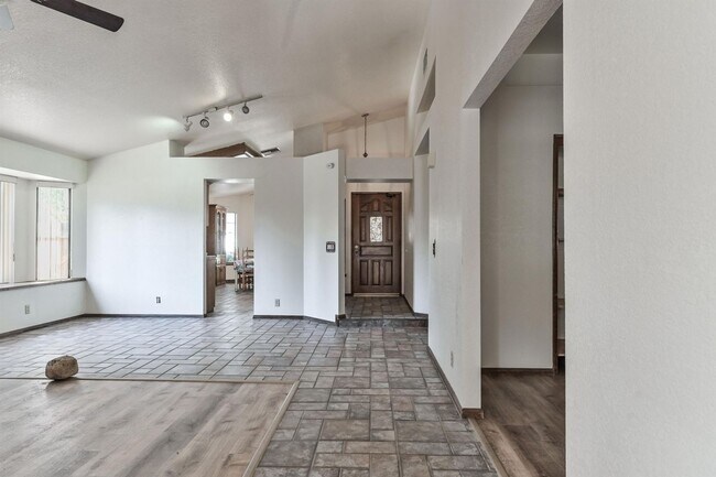 Building Photo - Great Ridgecrest 4 Bedroom Home