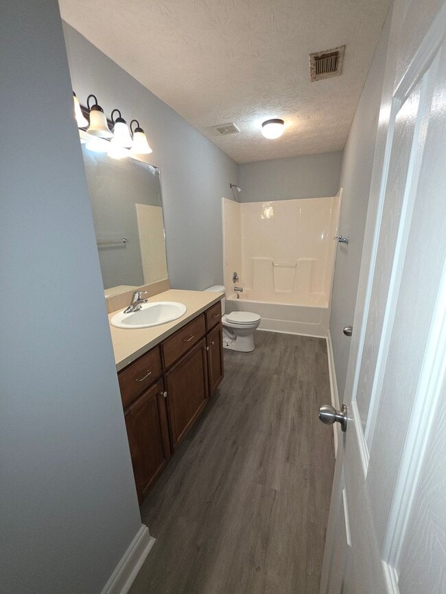 Building Photo - A Great Starter Home Just For YOU!