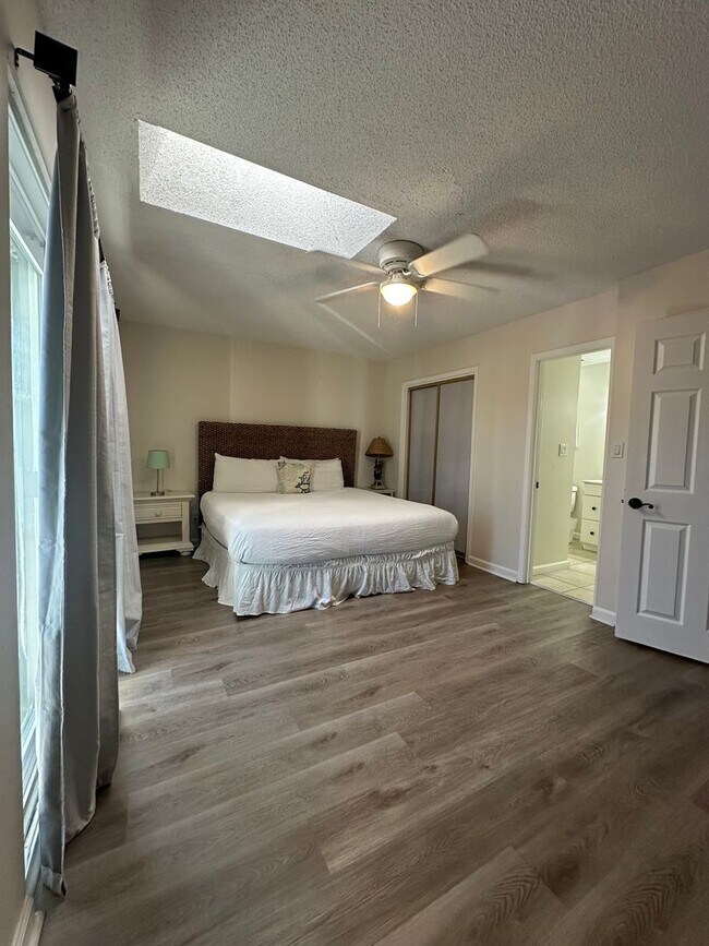 Building Photo - Furnished Townhome within walking distance...