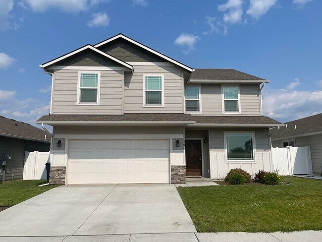 Primary Photo - Immaculate Newer Construction w/ Vinyl Fen...