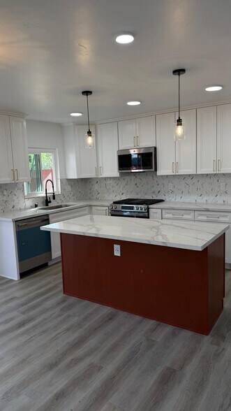Building Photo - 1320 Vinca Way