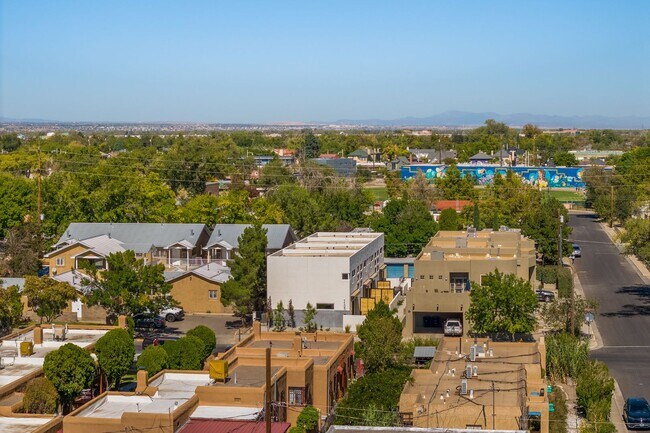 Building Photo - GREAT NEWER TOWNHOME DOWNTOWN!!!!!!