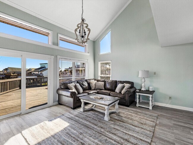 Building Photo - 334 Paradise Dr