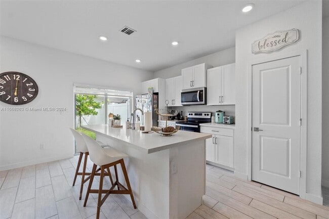 Building Photo - 765 SE 19th St