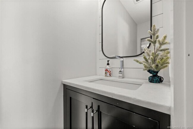 Building Photo - 1611 Washington Blvd