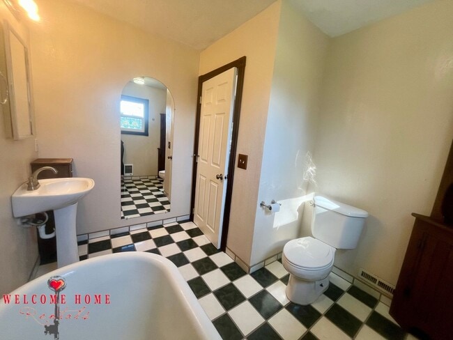 Building Photo - Unique opportunity - Bring your horses!