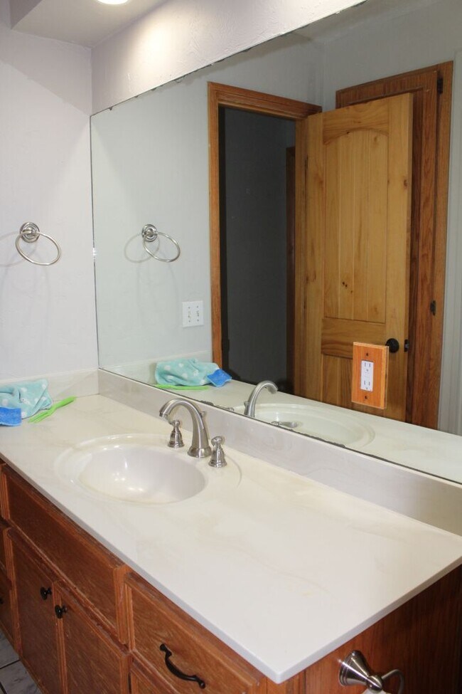 Building Photo - Huge Playroom - Family Room!