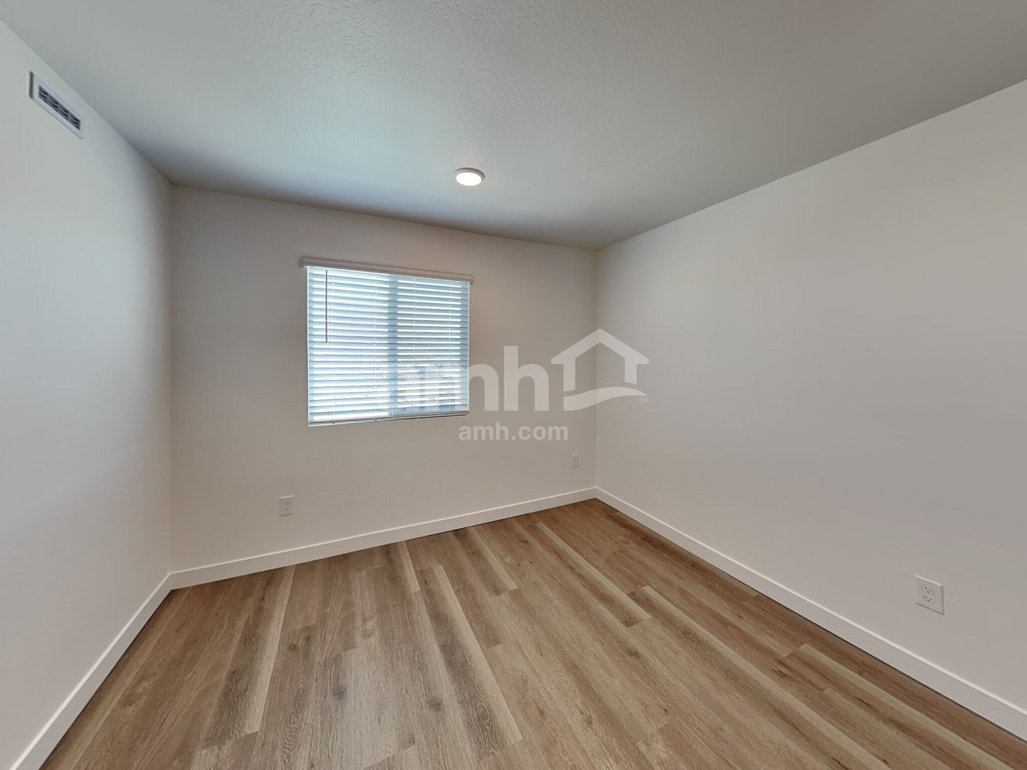 Building Photo - 9752 W Parkway Dr