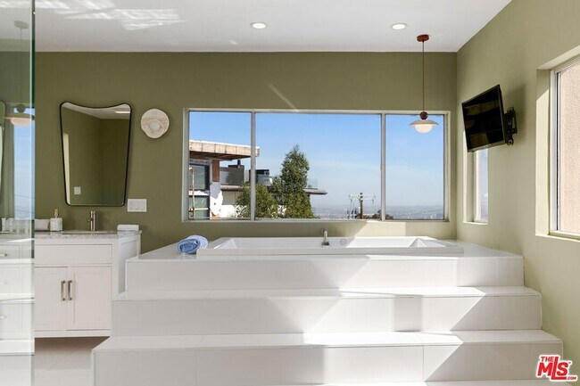 Building Photo - 8435 Franklin Ave