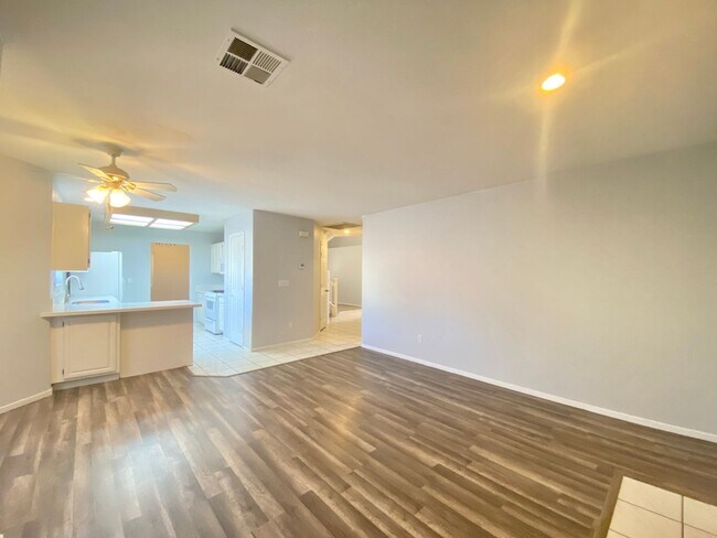 Building Photo - FANTASTIC SINGLE-FAMILY HOUSE WITH 4 BEDROOMS