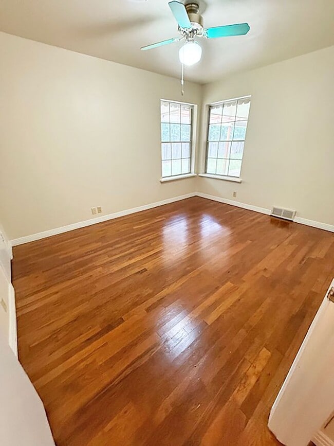 Building Photo - Great 3 Bdrm 1 Bath Home in Sanger Tx