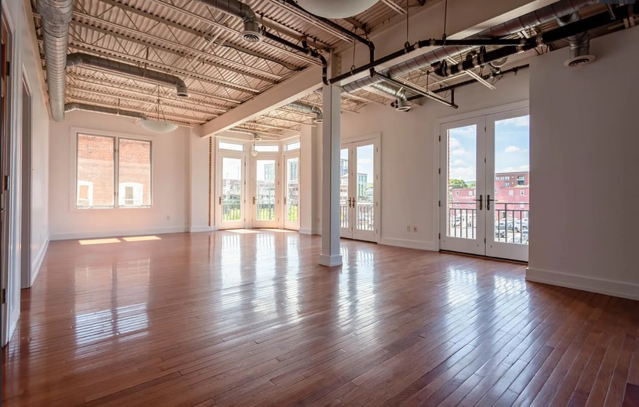 Building Photo - 107 1st St S