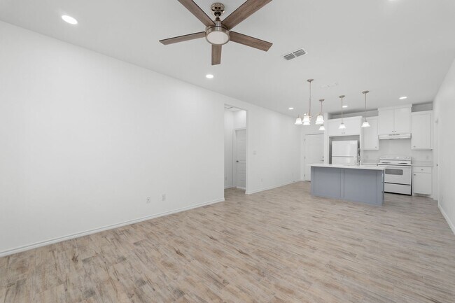 Building Photo - 411 Hinojosa