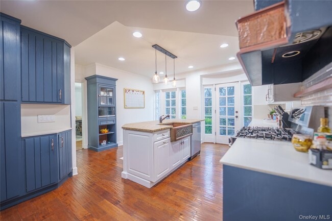 Building Photo - 10 Hidden Pond