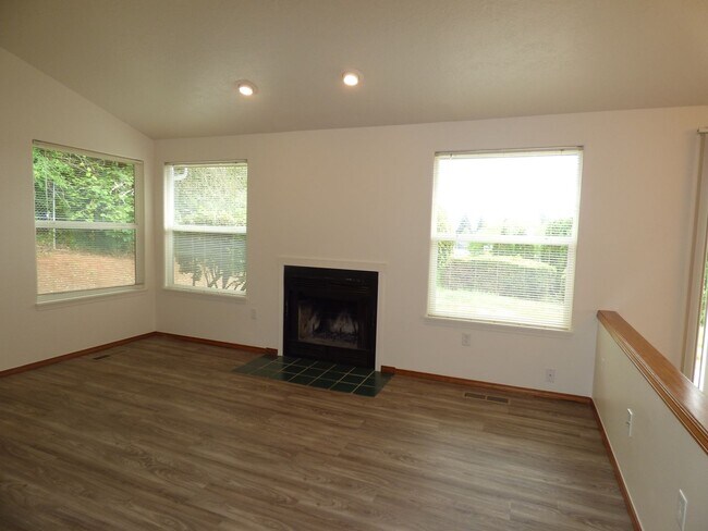 Building Photo - Rent Special: 1/2 Off August's Rent!! 3 bed 2 bath House in South Salem!