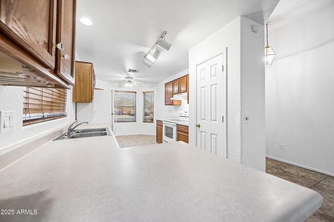 Building Photo - 9018 W Cambridge Ave