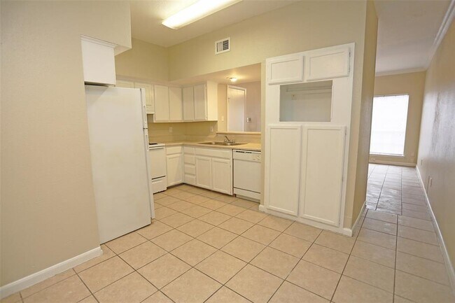 Building Photo - 8646 Village of Fondren