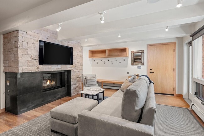 Building Photo - 124 W Hyman Ave