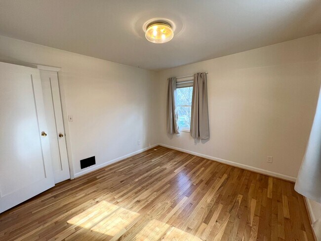 Building Photo - S0349