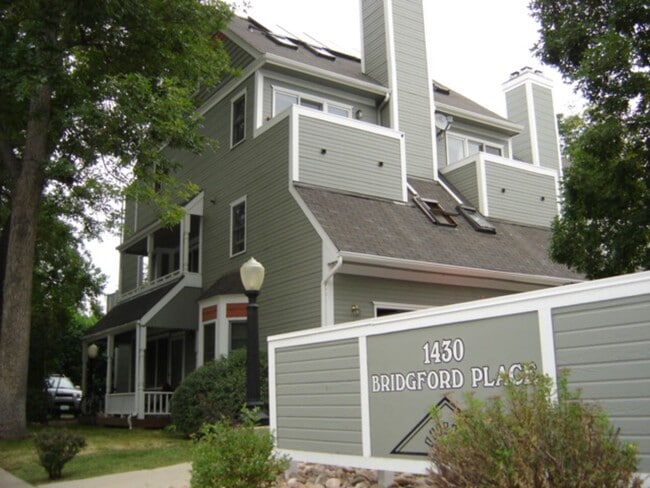 Building Photo - Lofted one bedroom condo, close to everyth...