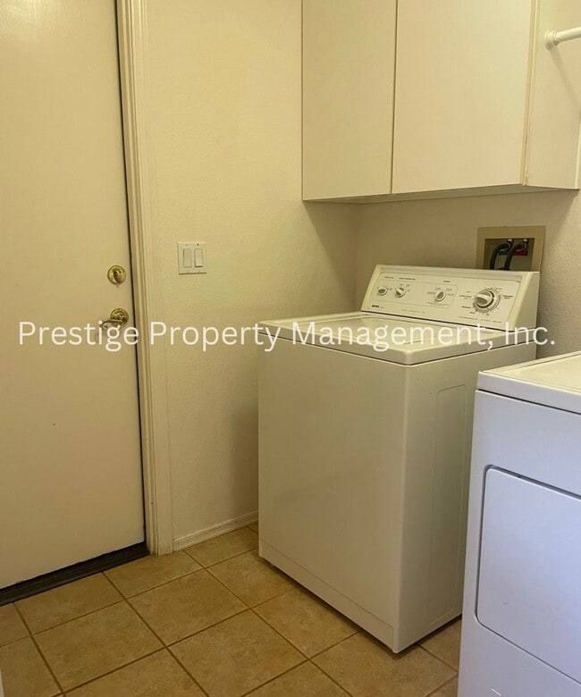 Building Photo - Charming All Tile 4/2 Rita Ranch Home