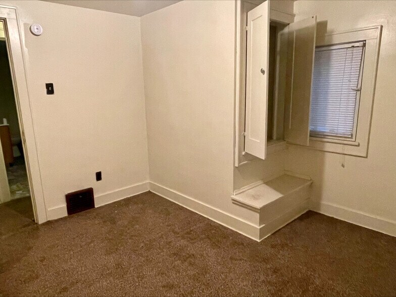 Building Photo - 644 Carpenter St