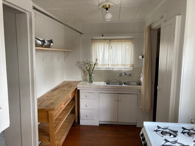 KITCHEN - 4427 Clayton Ave