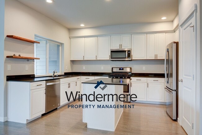 Building Photo - Newer Build 3 Bedroom 2.5 Bathroom Townhome