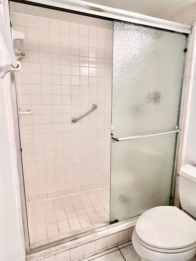 Building Photo - 2865 SW 22nd Ave