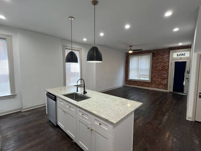 Building Photo - "Executive 2-Bedroom Haven with Gleaming Hardwood Floors in St. Louis City – 3852 Juniata Street!...