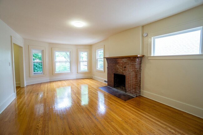 Building Photo - Large Newly Renovated Second Floor Flat Av...