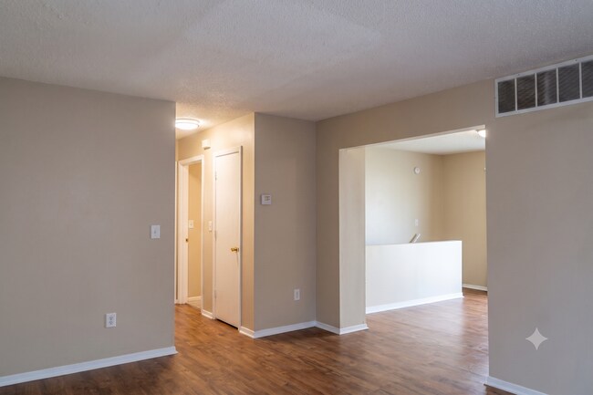 Building Photo - Spacious 3 Bedroom