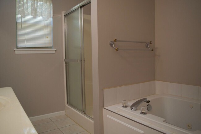 Building Photo - Great 3 Bed 2 Bath House In Ashland MO!