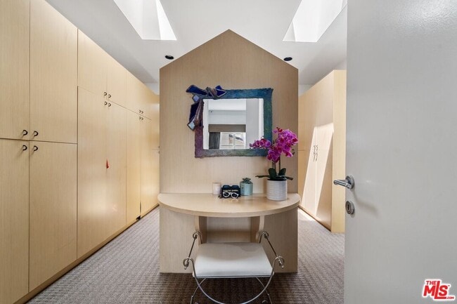 Building Photo - 910 N Crescent Dr